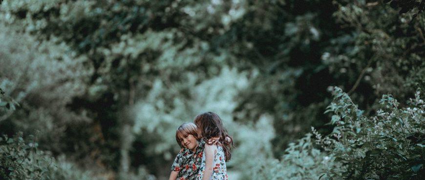 Les avantages d'utiliser la gratitude avec votre enfant - Enfants dans la forêt - Bonheur familial - Éducation bienveillante - Martine Savaria - Coaching parental et individuel