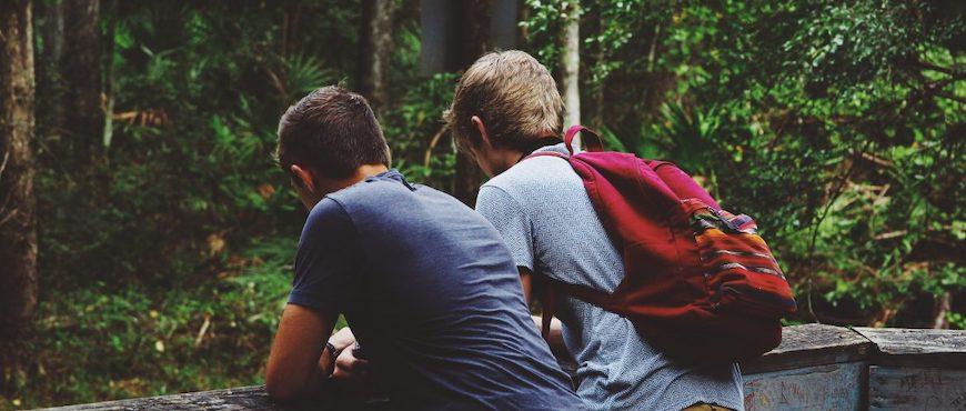 3 phrases clés pour créer une communication efficace et respectueuse avec vos enfants - Adolescents dans la forêt - Nature - Éducation bienveillante - Martine Savaria - Coaching parental et individuel